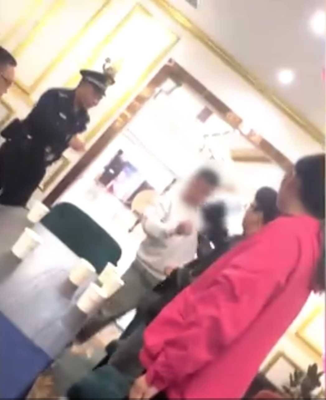 女子隆鼻失败欲维权，记者陪同却遭贵阳妍僖整形医院暴力阻拦