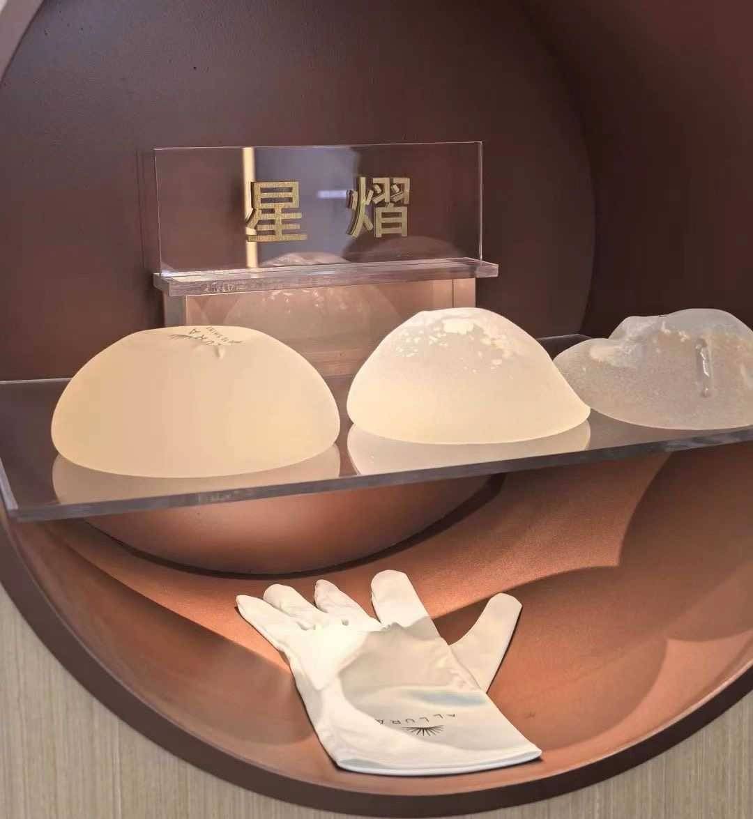 女子称在湖南雅美医美隆胸后胸部像石头,导致两任男友均分手 女子称在湖南雅美医美隆胸后胸部像石头,导致两任男友均分手